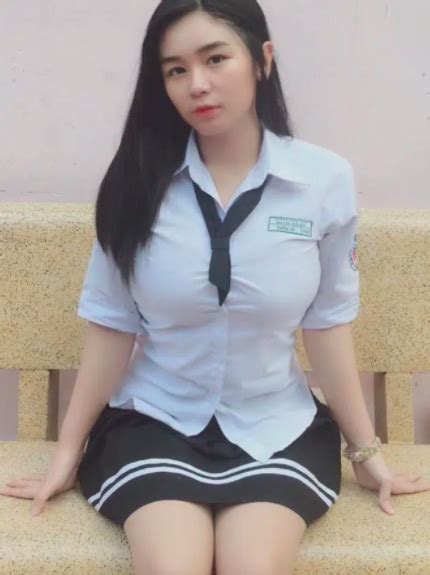 Con bồ mặc đồ sexy quá đè ra địt luôn